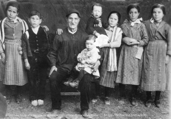 Abuelo con nietos sobre 1920 en Blesa (Teruel). Archivo de fotografía antigua de la Asociación Cultural El Hocino de Blesa.